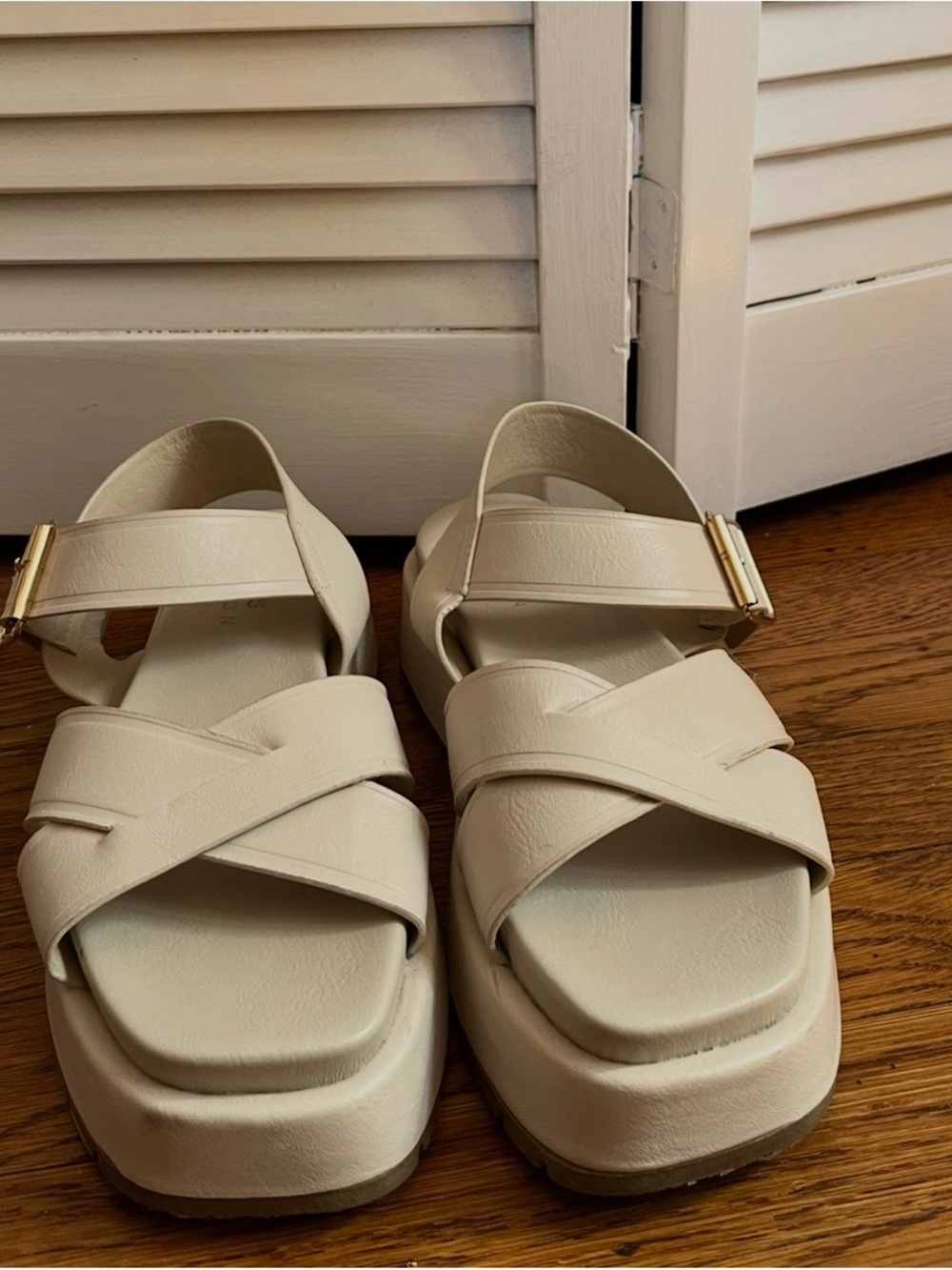 Women’s Cream Platform Cross-Strap Sandals with Buckle